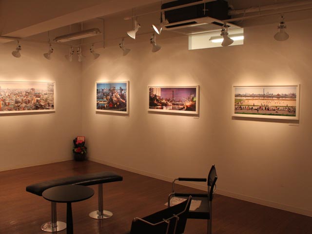 <b>1点1点は違う時間が入り込んだ虚構世界でもある</b>