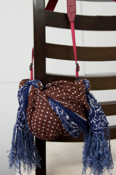 <b>【収納時】首に引っ掛けていた輪の部分でレンズと液晶を保護するようにくるっと包みましょう</b>