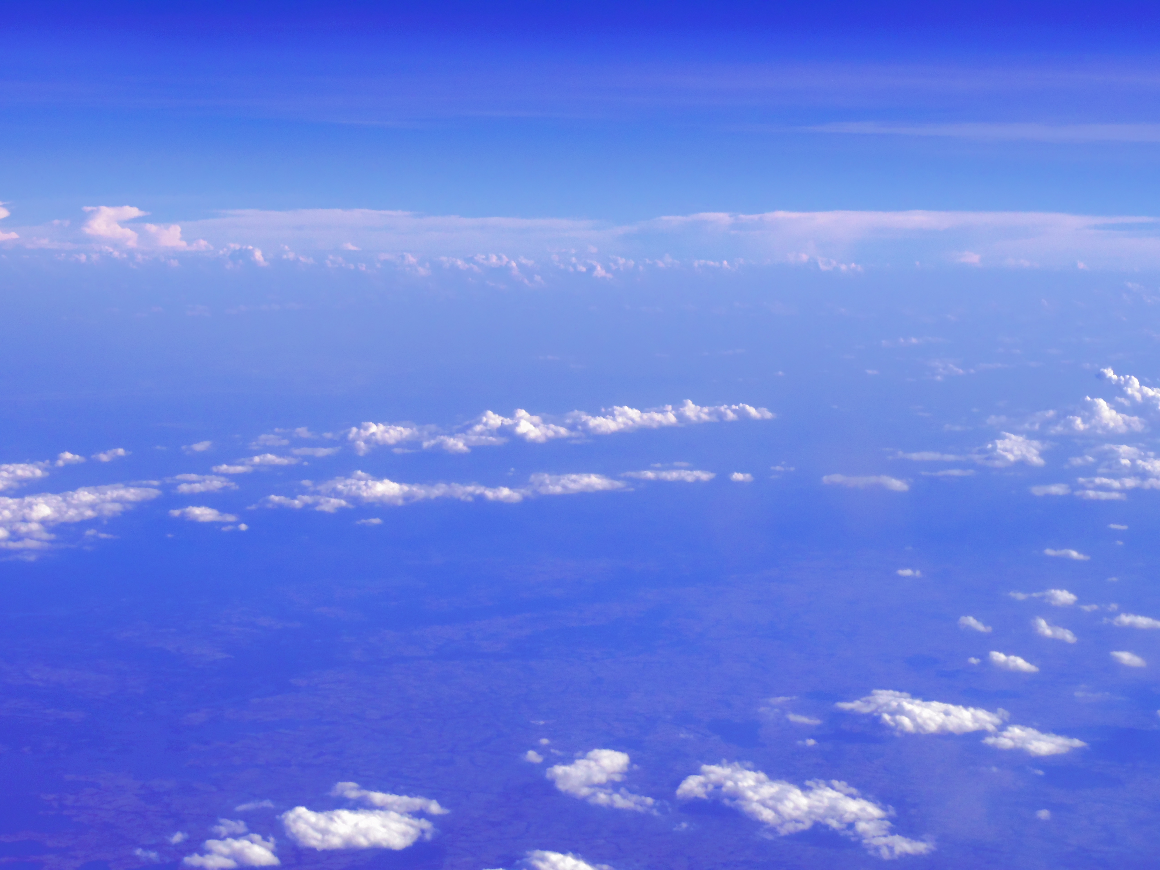 <b>日本を脱出してバンコクへ向かっている機上にて。とてもいい天気でそのままでもキレイな青空だったのですが、旅立ちの高揚した気分を表現して「画像仕上げ:雅」で青味を強くした幻想的な色合いにしてみました。PENTAX Q / PENTAX-02 STANDARD ZOOM / 約2.1MB / 4,000×3,000 / 1/500秒 / F5.6 / 0.0EV / ISO125 / WB:CTE / 15mm / 画像仕上げ:雅</b>