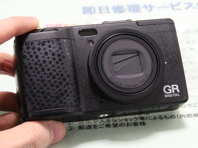 <b>カスタマイズ後のGR DIGITAL IV。レザー調のルックスが新鮮だ</b>