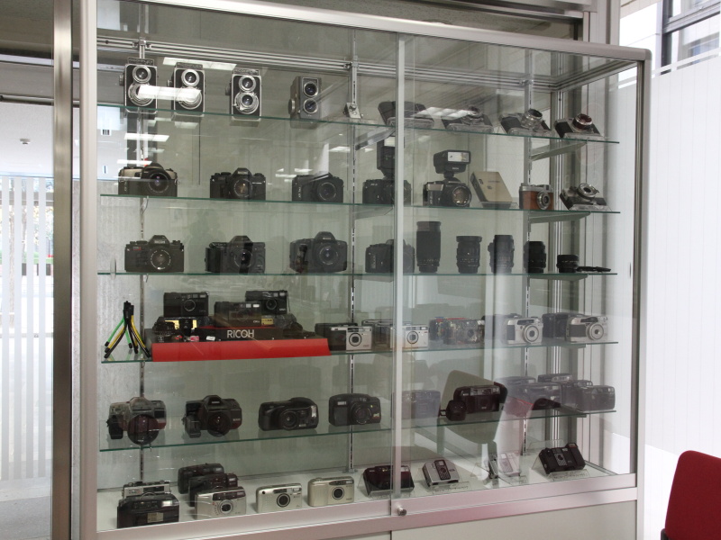 <b>歴代リコーカメラ（左）を眺めたり、現行機種を手に取ることができる（右）</b>