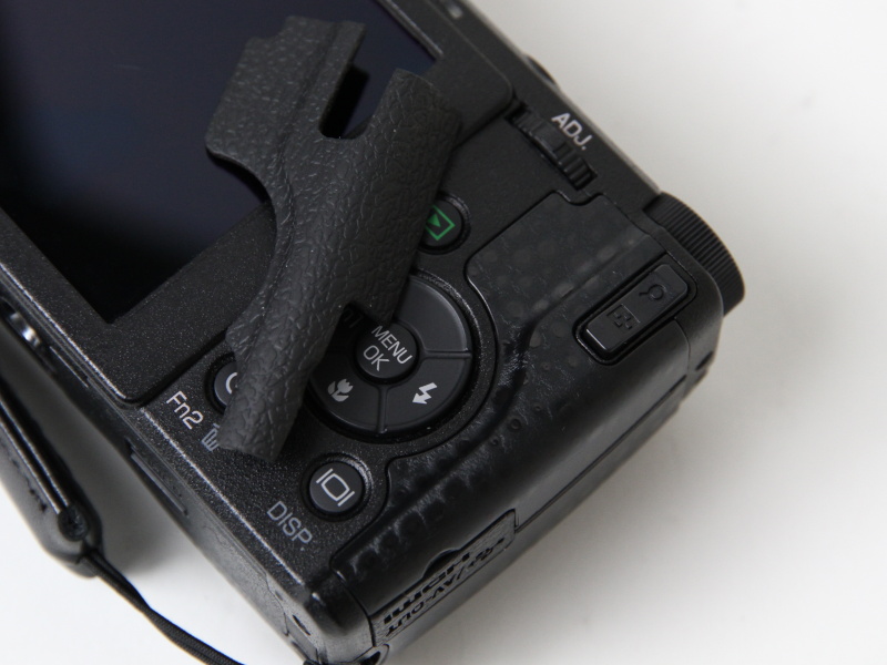 <b>元のラバーとの比較。いわゆる“吸い付くような感覚”でこそなくなるものの、さほど滑りやすくなったとは感じない</b>