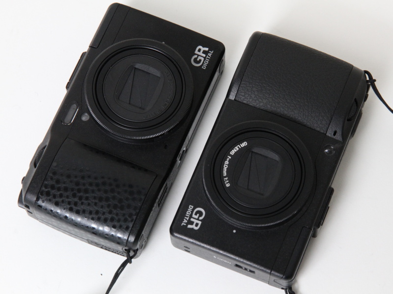 <b>カスタマイズしていないGR DIGITAL III（右）と比較</b>