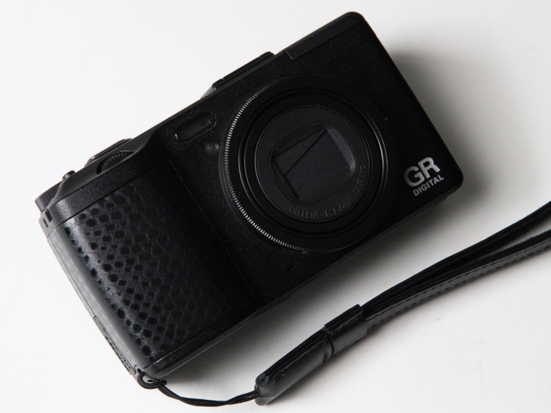 <b>黒塗りのレンズ銘が精悍な印象。より黒々としたカメラになった</b>