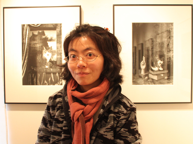 <b>上野さんが手焼きするポストカード作品は会期中、300枚ほどオーダーが入るそうだ</b>