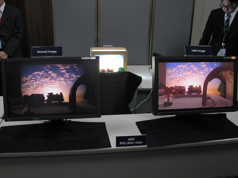 <b>HDRムービー機能の比較。左が従来方式、右がHDRムービー機能で撮影</b>