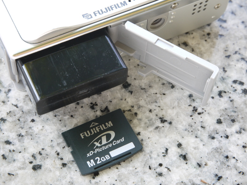 <b>記録媒体はxDピクチャーカード。付属の充電式リチウムイオン電池「NP-120」は、1,950mAhの高容量タイプ</b>