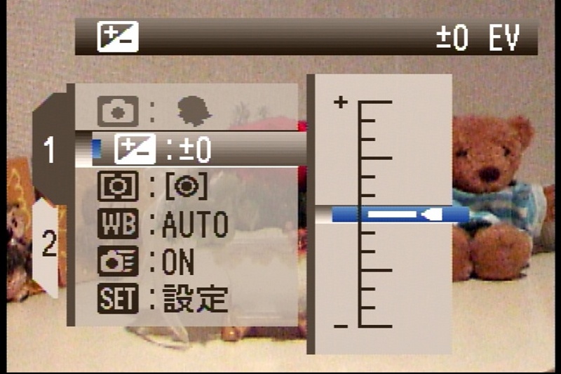 <b>露出補正の呼び出し自体は、そんなに面倒じゃない（メニュー1ページのいちばん上にあるし）。だけど、十字ボタンの右押しで項目選択をしてから補正操作に入るので、頻繁に操作しようとすると、ちょっと面倒に感じるかも……</b>