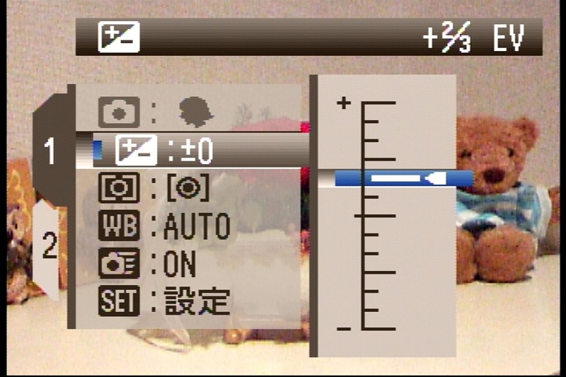 <b>露出補正の呼び出し自体は、そんなに面倒じゃない（メニュー1ページのいちばん上にあるし）。だけど、十字ボタンの右押しで項目選択をしてから補正操作に入るので、頻繁に操作しようとすると、ちょっと面倒に感じるかも……</b>