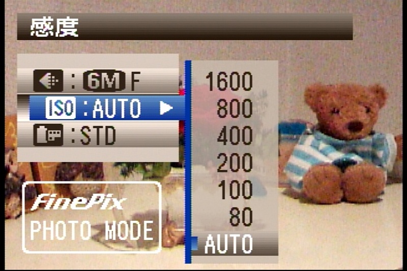 <b>「フォトモード（F）ボタン」を押すと、ピクセル（記録画素数）、感度、FinePixカラー、の3つの項目（機能）が呼び出せる。あ～、この頃のカメラだと項目数も少ないね。ちなみに、現在のモデルだと、FindPixカラーの項目は「フィルムシミュレーション」に置き換わっている</b>