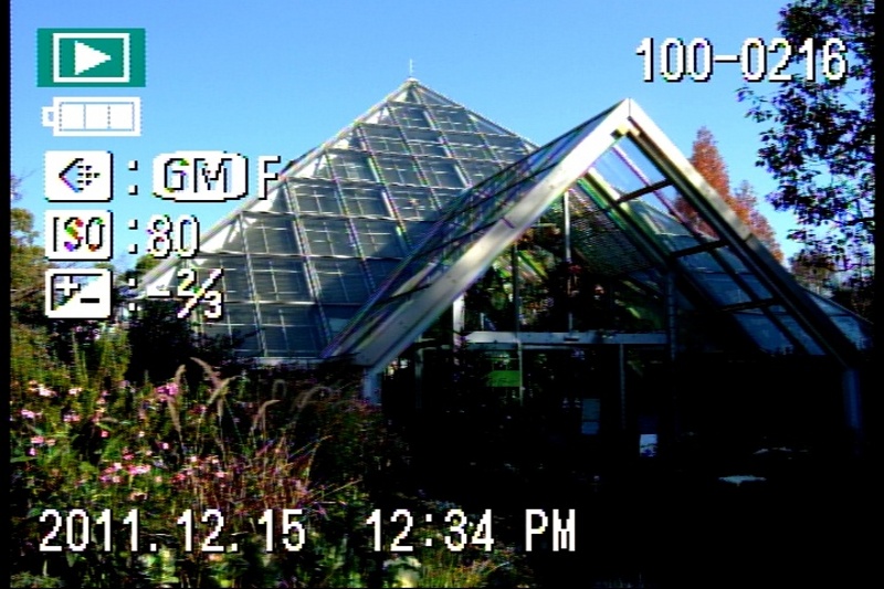 <b>画像再生時の表示切り換えは、DISP/BACKボタンを押して行なう。文字表示あり→文字表示なし→マルチ再生→日付再生→（文字表示あり、に戻る）…というローテーション。だが、文字表示ありを選択しても、その画像が表示された3秒後くらいには、文字が自動的に消えてしまう（再生モードとバッテリー残量警告、以外が）。おいおい、切り換えた意味ないぞー!</b>