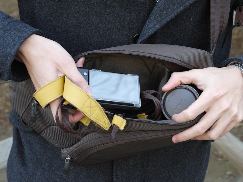 <b>E 18-55mm F3.5-5.6 OSSを装着したNEX-5がスムーズに出し入れできた。左手で握っているのがE 55-210mm F4.5-6.3 OSS</b>