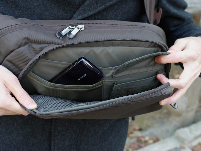 <b>前面ポケットにはアクセサリー類や携帯電話などをいれておける</b>