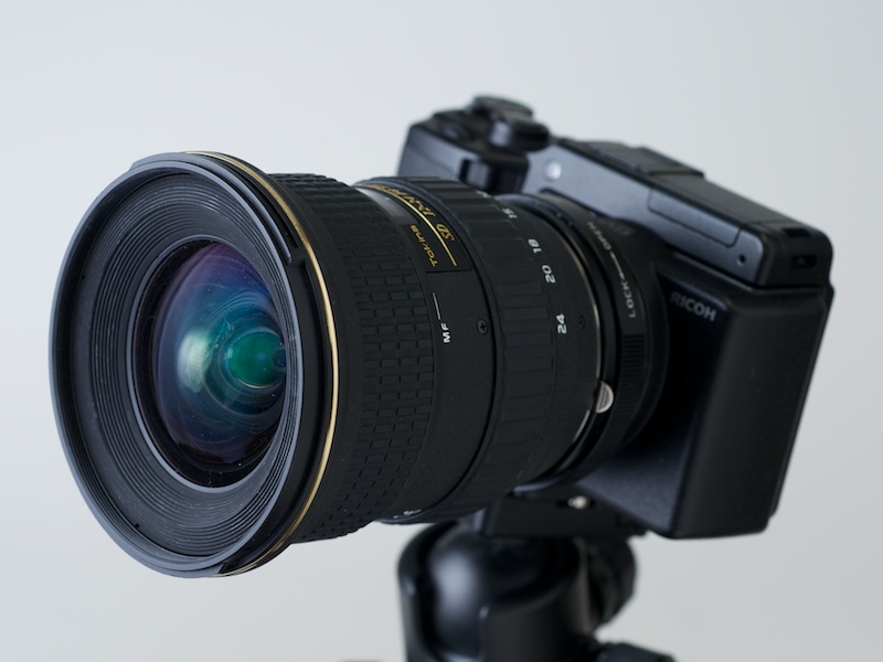 <b>AT-X 124 PRO DXを装着。絞り開放付近だと四隅の明るさが若干落ちるため、周辺光量補正をプラスにした</b>