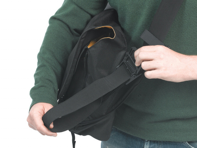 <b>両サイドのファスナーを開け、ショルダーストラップを反転。より体に密着する</b>