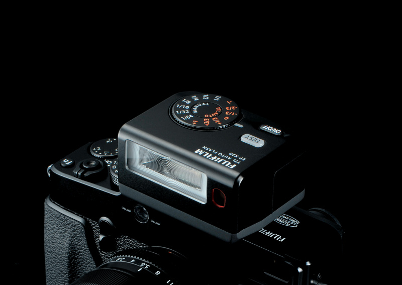 <b>オプションでハンドグリップやクリップオンストロボも用意した</b>