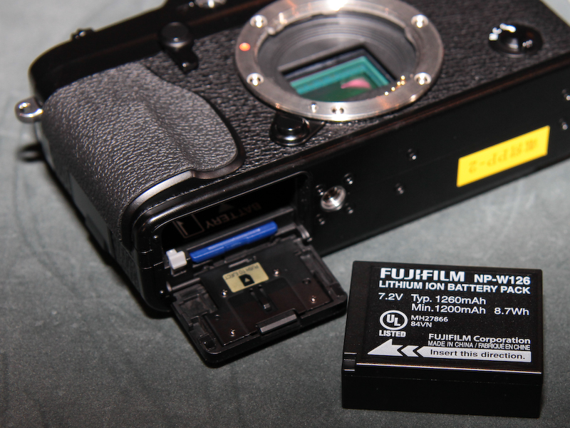 <b>バッテリーは新型の「NP-W126」</b>