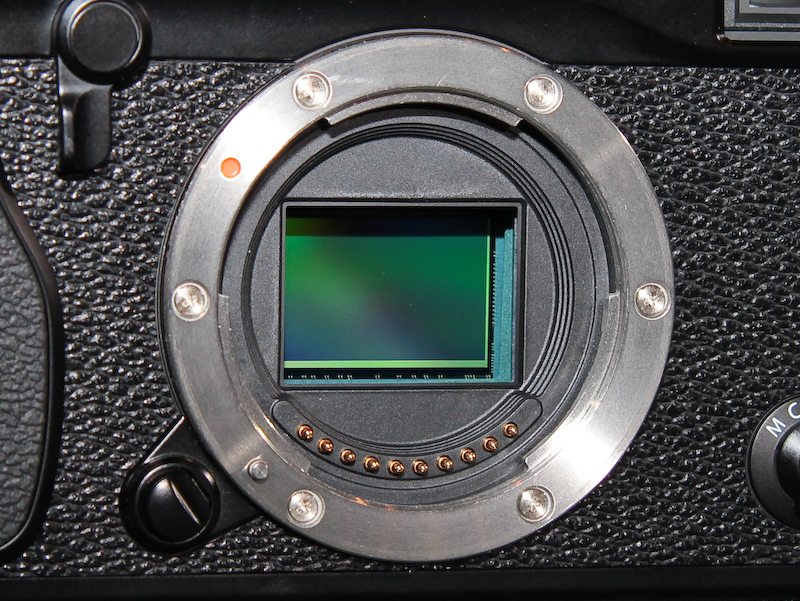 <b>Xマウントの本体側（左）とレンズ側（右）</b>