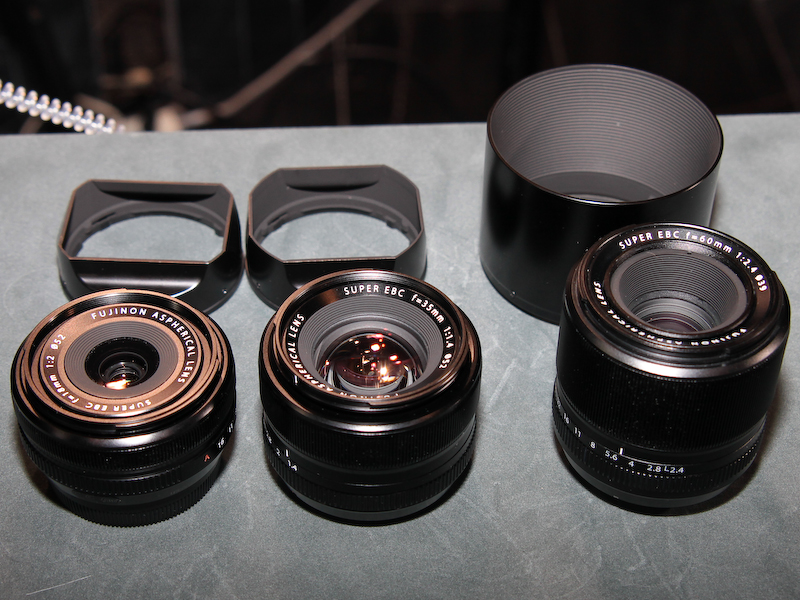 <b>今回発表した3本のレンズ。左から「フジノンレンズ XF 18mm F2 R」、「フジノンレンズ XF 35mm F1.4 R」、「フジノンレンズ XF 60mm F2.4 R Macro」。いずれも後方にあるレンズフードが付属する</b>