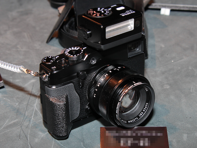 <b>X-Pro1のデザインに合わせたというストロボ「EF-X20」とハンドグリップ「HG-XPro1」を装着したところ</b>