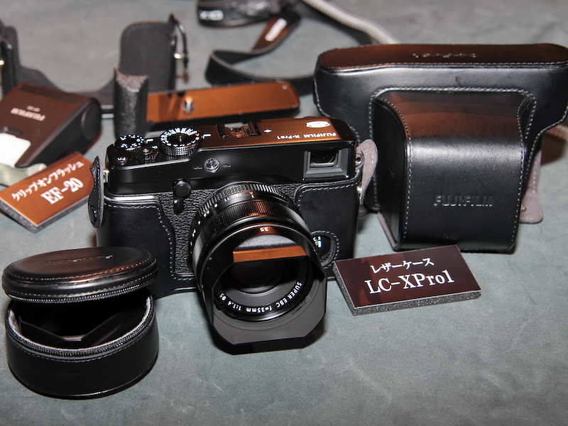 <b>上下分割式の専用レザーケース「LC-XPro1」。レンズ用のポーチが付く</b>