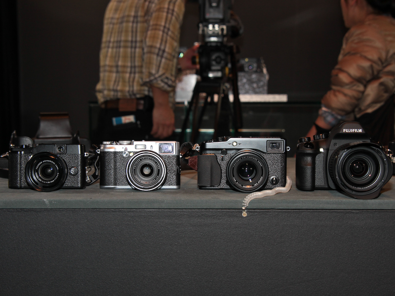 <b>Xシリーズ4機種のサイズ比較。左からFUJIFILM X10、FUJIFILM X100、FUJIFILM X-Pro1、FUJIFILM X-S1</b>