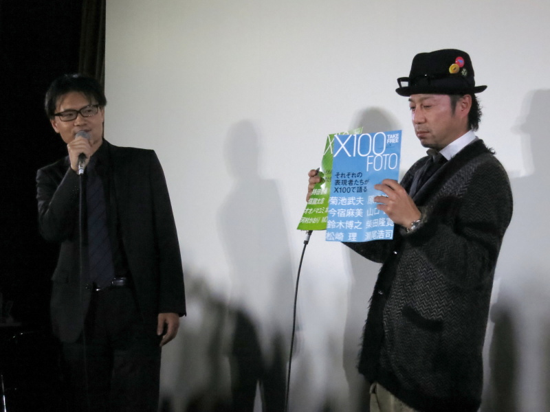 <b>富士フイルムの上野隆氏（左）と写真家の瀬尾浩司氏（右）</b>