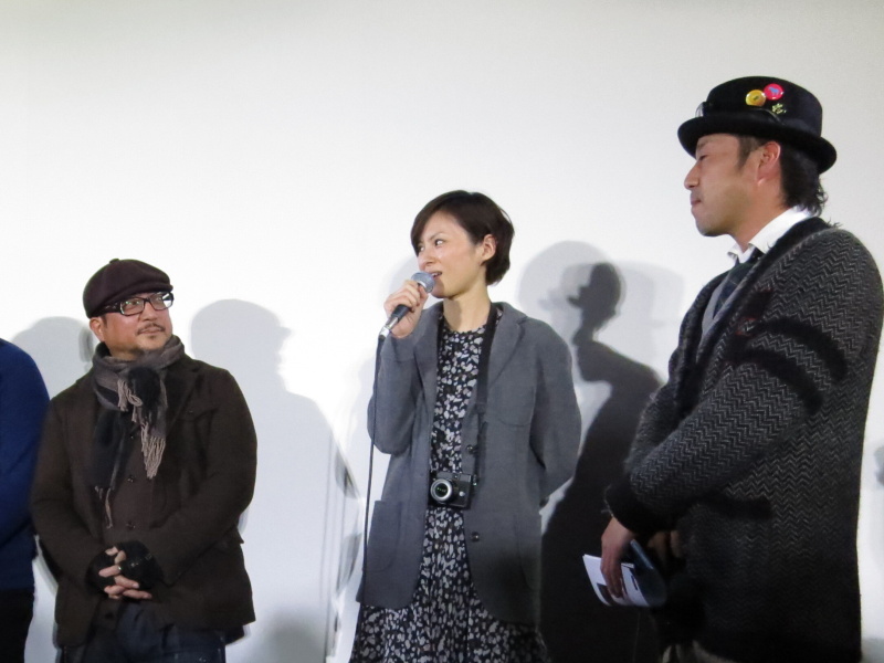 <b>モデルの今宿麻美さん（中央）は、今回の撮影をきっかけにカメラにハマったと話していた</b>