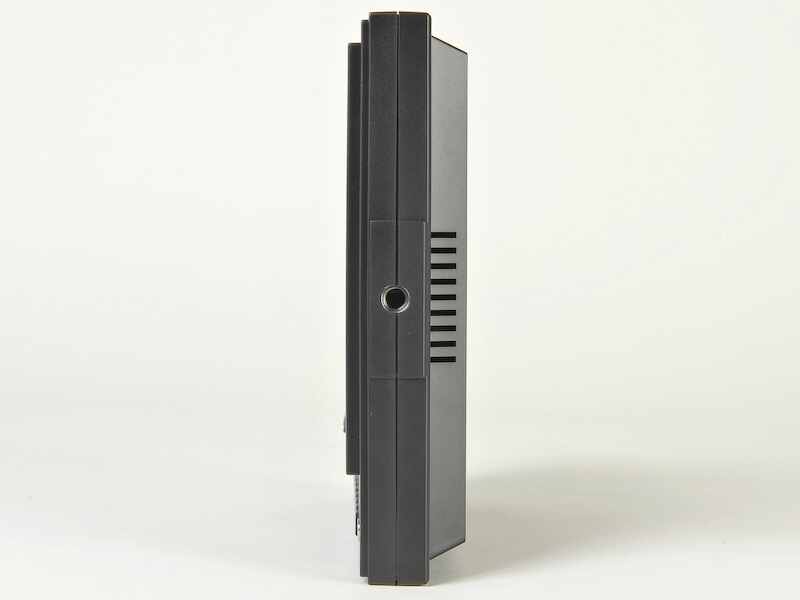 <b>側面にも三脚穴がある</b>