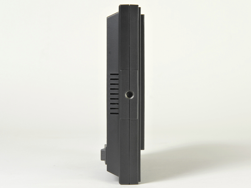 <b>側面にも三脚穴がある</b>