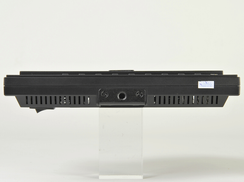 <b>底面の三脚穴を使用して、上からアームで吊すセッティングも可能。その場合は、画面の表示を上下反転できる</b>