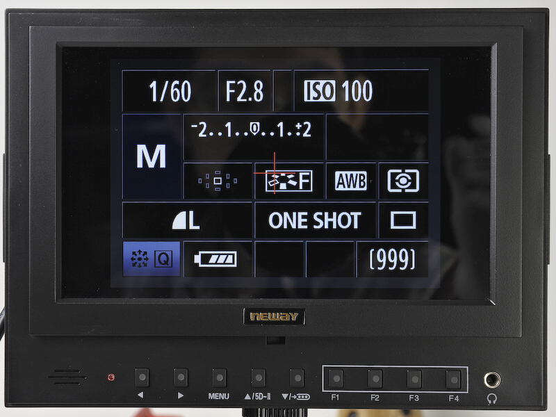 <b>録画時以外は、EOS 5D Mark II用のモードはOFFにしておくことで正常に表示される（左）。EOS 5D Mark II用モードのままインフォメーション表示に戻ると表示が切れてしまう（右）</b>