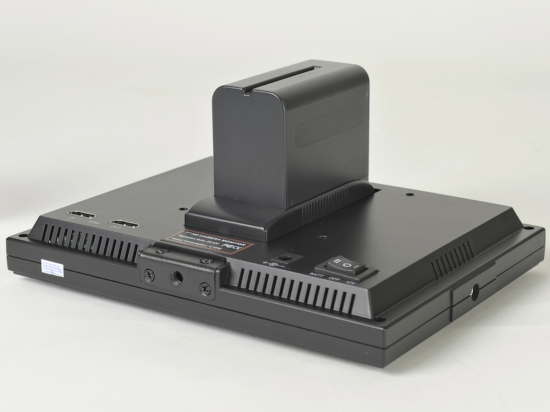 <b>別売のバッテリーをセットしたところ</b>