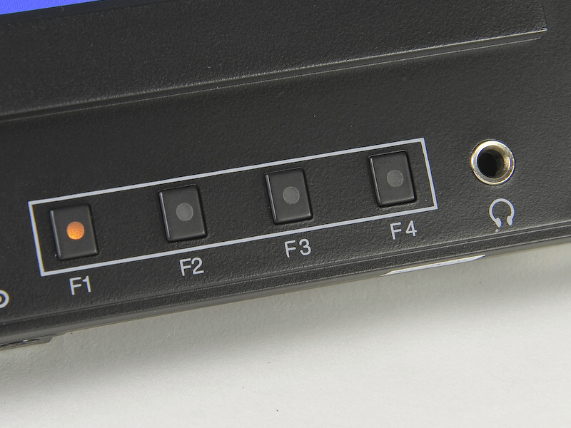 <b>任意の機能を割り当てられるファンクションボタンを4つ装備</b>