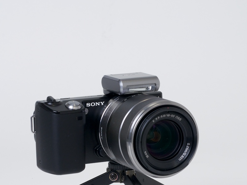 <b>同梱ストロボ（電源OFF）</b>