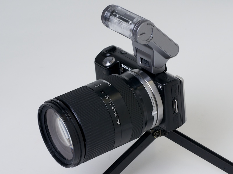 <b>タムロン18-200mm F3.5-.6.3 Di III VCとの組み合わせ例。全長が長いレンズでも、HVL-F20Sならケラレない</b>