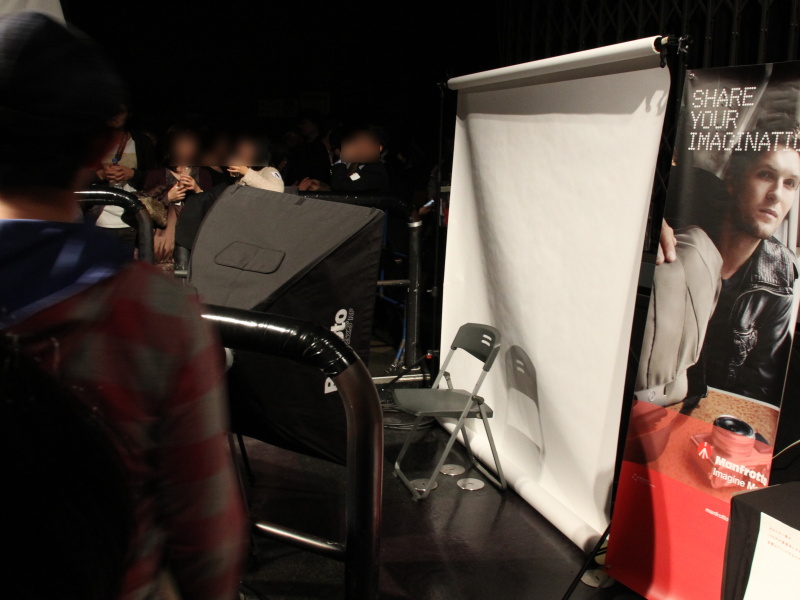 <b>マンフロットブースにアズラー撮影コーナーを用意</b>