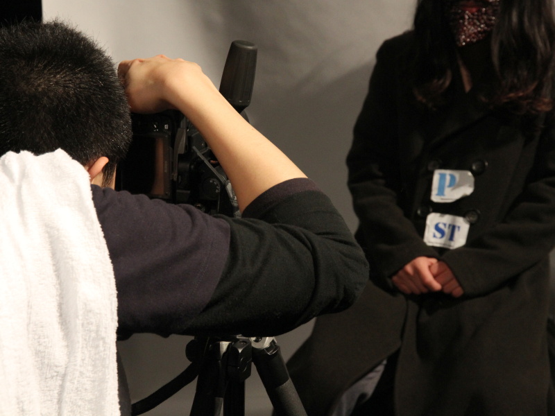 <b>好みのつけひげとポーズで撮影していた</b>