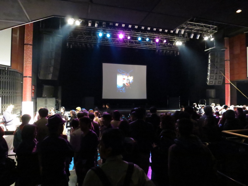 <b>開演直前の様子。会場前には入場待ちの列もできており、終始盛況だった</b>