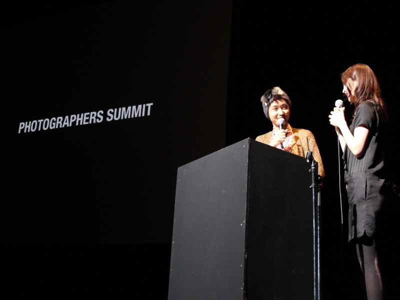 <b>司会はPHOTOGRAPHER HAL氏（左）、たなかちえこ氏（新宿眼科画廊）</b>