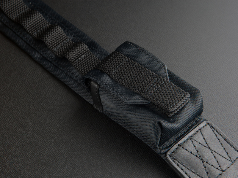 <b>小物入れのフラップはベルクロ留めを採用。片手ですばやく開閉できる</b>