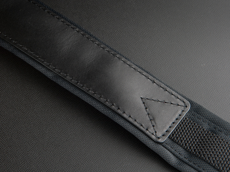<b>肩当て部にはブラックレザーは貼ってある。ナイロンとレザーのコンビがいい雰囲気だ</b>
