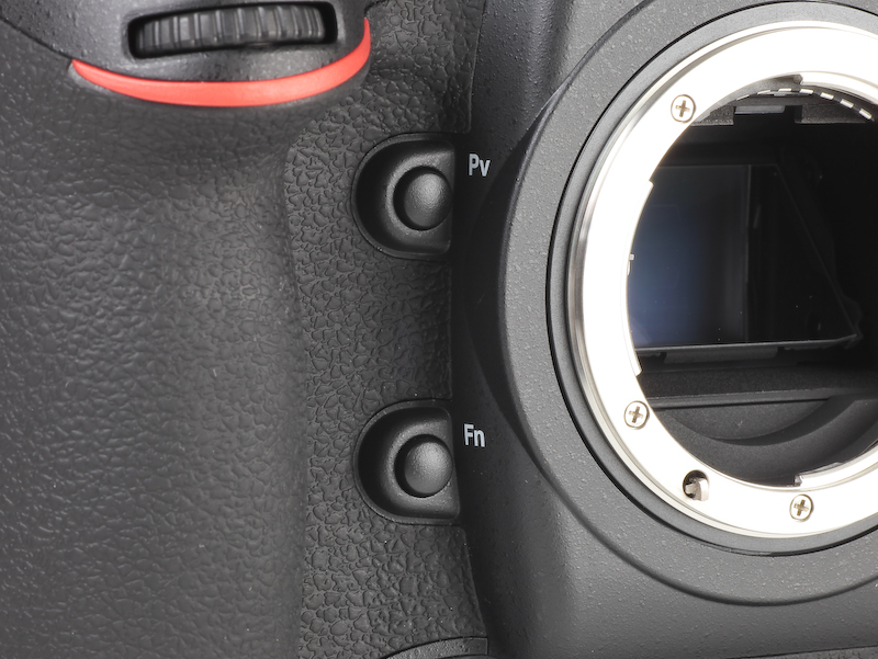 <b>マウント左側にはプレビューボタン（上）とファンクションボタン（下）を備える</b>