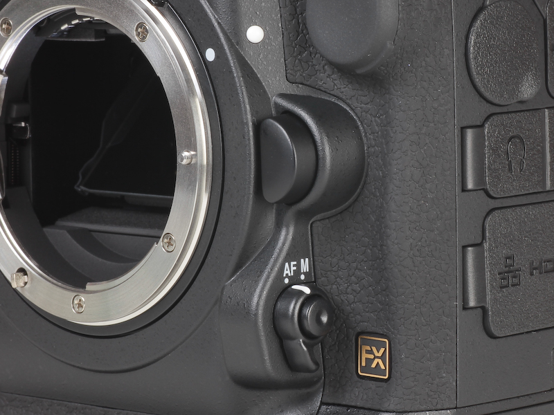 <b>右側にはレンズ取り外しボタンとAF/MF切り替えレバーを装備</b>