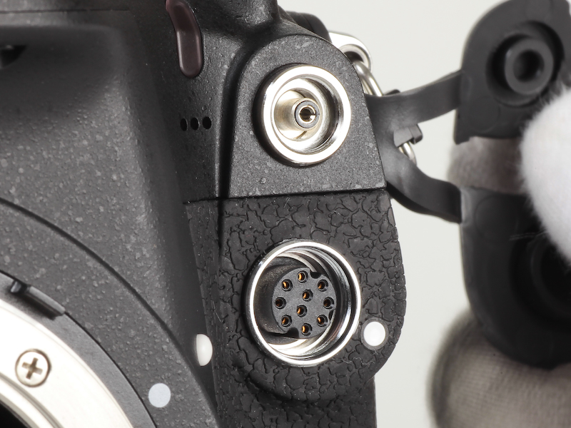 <b>シンクロ端子（上）と10ピンターミナル（下）</b>