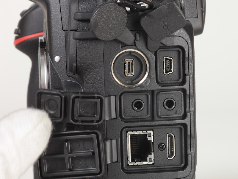 <b>側面の端子カバーを開けたところ。新たに有線LAN端子（RJ-45）などを備えた</b>