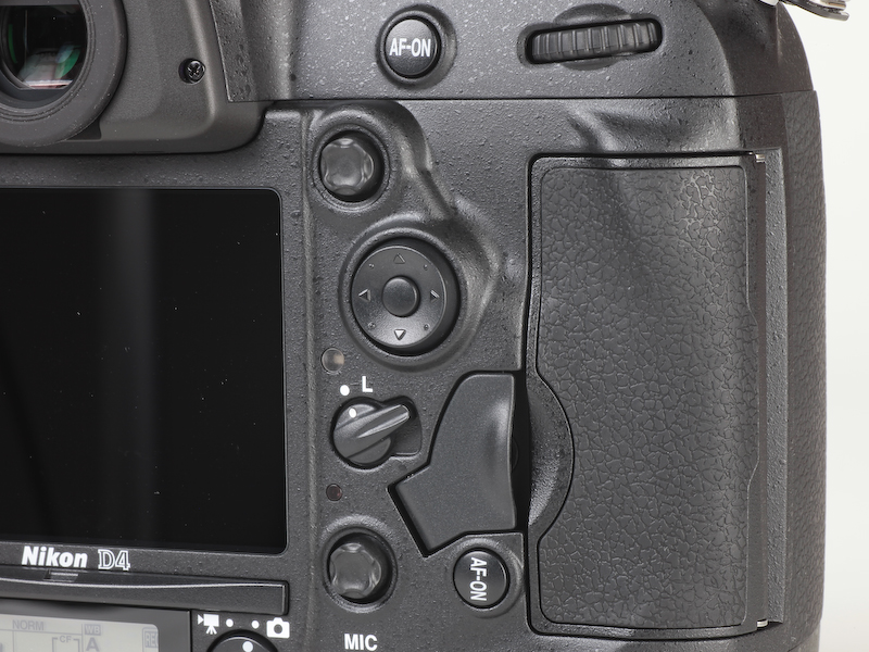 <b>右側にはマルチセレクターの上にサブセレクターを装備。また、マイクの上に縦位置用セレクターも備えた</b>