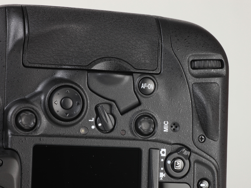 <b>縦位置に構えた際に親指用がかかるグリップが付いた</b>