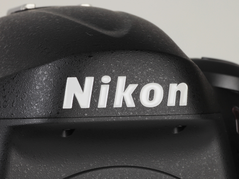 <b>Nikonロゴは彫り込み</b>