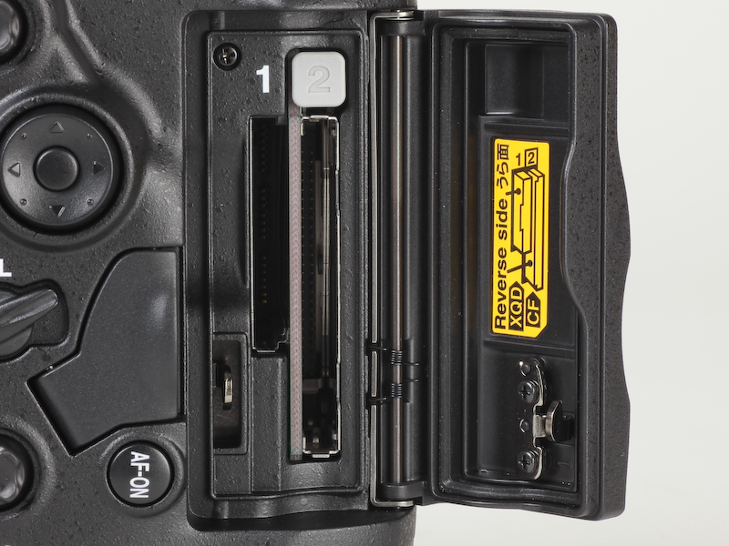 <b>カードスロットは左側がXQDメモリーカード、右側がCFとなっている</b>